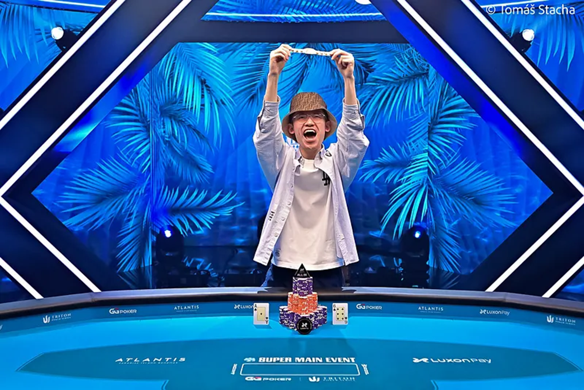 Yinan Zhou levou o bracelete (Foto: PokerNews)